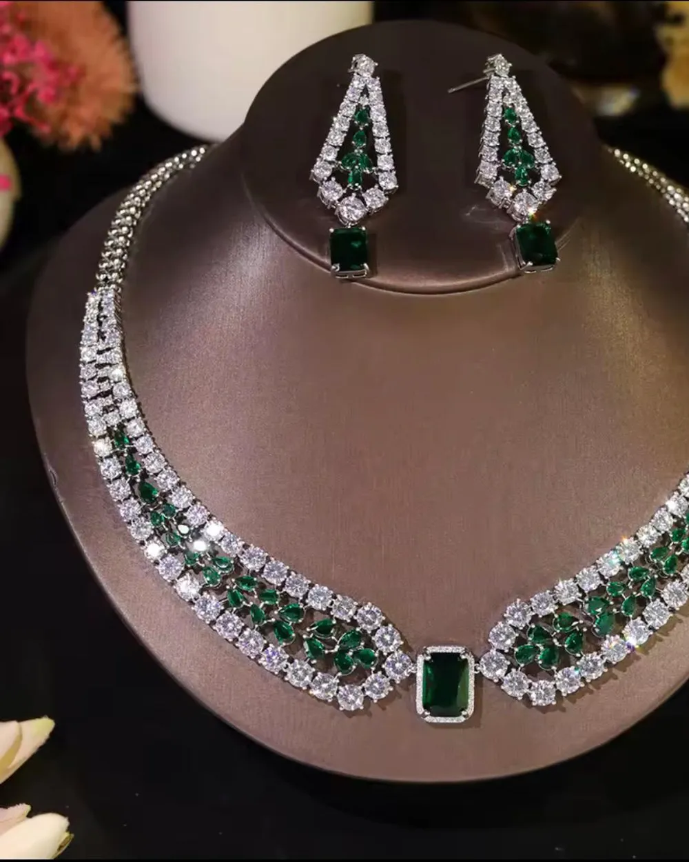 Oliva Solitaire — Necklace & earrings